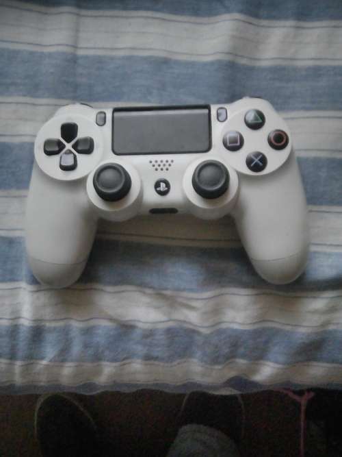 PLAYSTATION 4 (500GB) PLUS 9 GAMES