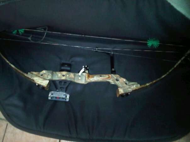 Compound bow - hunt ready, many accessories. Jennings 80 pound.Including bag, arrows, stabilizer etc