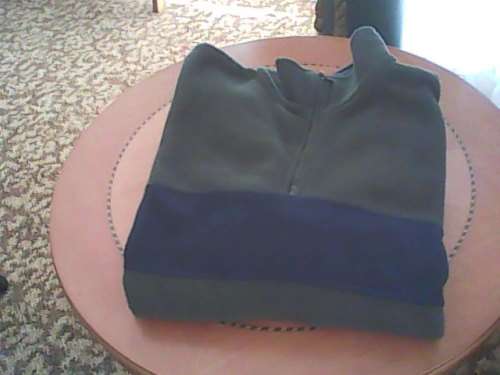GREEN FLEECE TOP WITH BLUE STRIPE - SIZE M - NO BOUNDARIES - GOOD CONDITION