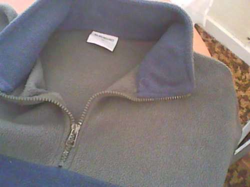 GREEN FLEECE TOP WITH BLUE STRIPE - SIZE M - NO BOUNDARIES - GOOD CONDITION