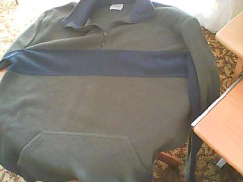 GREEN FLEECE TOP WITH BLUE STRIPE - SIZE M - NO BOUNDARIES - GOOD CONDITION