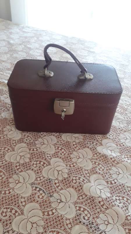 VANITY/COSMETIC CASE 1970`S WITH FULLY LINED RED INTERIOR - VINTAGE ITEM