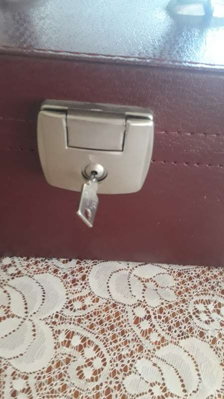 VANITY/COSMETIC CASE 1970`S WITH FULLY LINED RED INTERIOR - VINTAGE ITEM