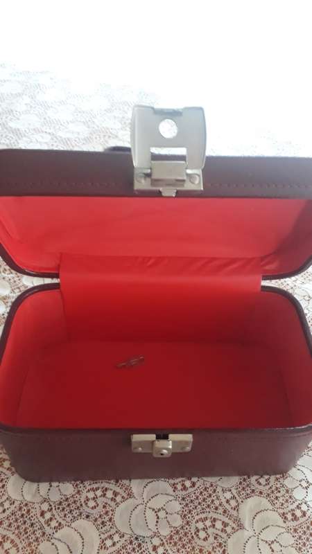 VANITY/COSMETIC CASE 1970`S WITH FULLY LINED RED INTERIOR - VINTAGE ITEM