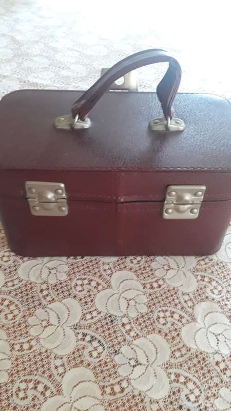 VANITY/COSMETIC CASE 1970`S WITH FULLY LINED RED INTERIOR - VINTAGE ITEM