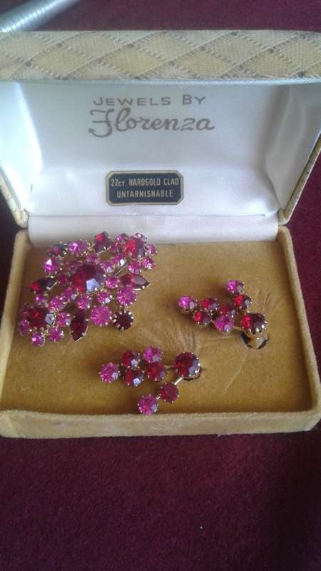 JEWELLERY:VINTAGE BROOCH GOLD PLATED WITH PINKISH STONE SET WITH MATCHING EARRINGS
