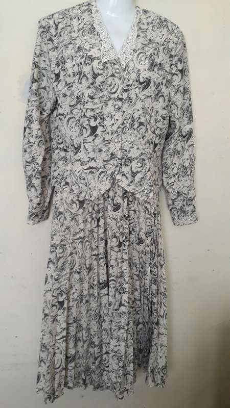 WOMEN SKIRT AND TOP FLOWERED SET - SIZE 36/12 - VERY GOOD