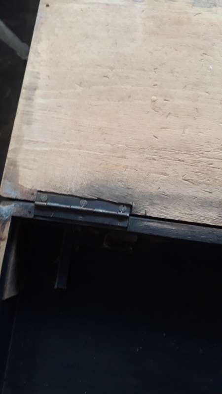 ANTIQUES AND COLLECTABLES: SOLID WOODEN CASE WITH HAND CRAFTED SHIP ON LID AND BRASS HANDLE