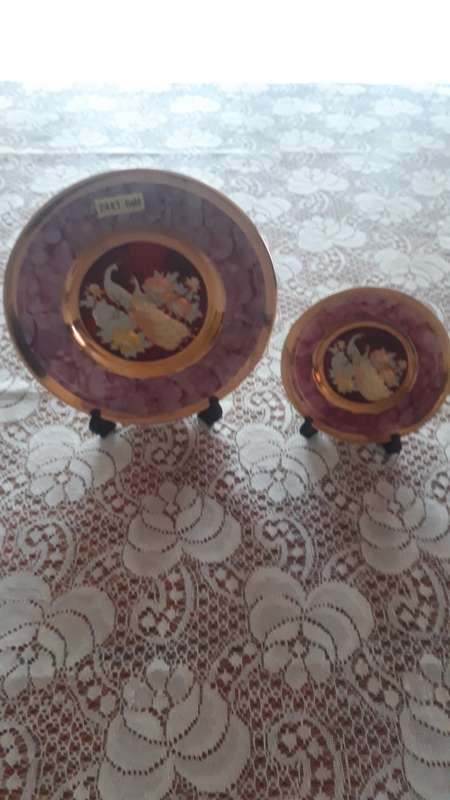 ART OF CHOKIN JAPAN PEACOCK 24K TRIM DECORATIVE COLLECTOR PLATE SET WITH STANDS