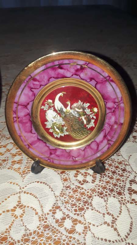 ART OF CHOKIN JAPAN PEACOCK 24K TRIM DECORATIVE COLLECTOR PLATE SET WITH STANDS