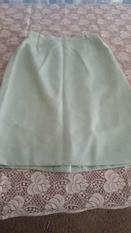 Vintage Ladies Fully Lined Green Suite. Carducci - size 14 - Beautiful Condition