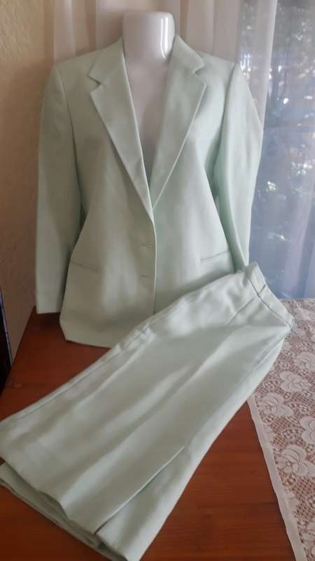 Vintage Ladies Fully Lined Green Suite. Carducci - size 14 - Beautiful Condition
