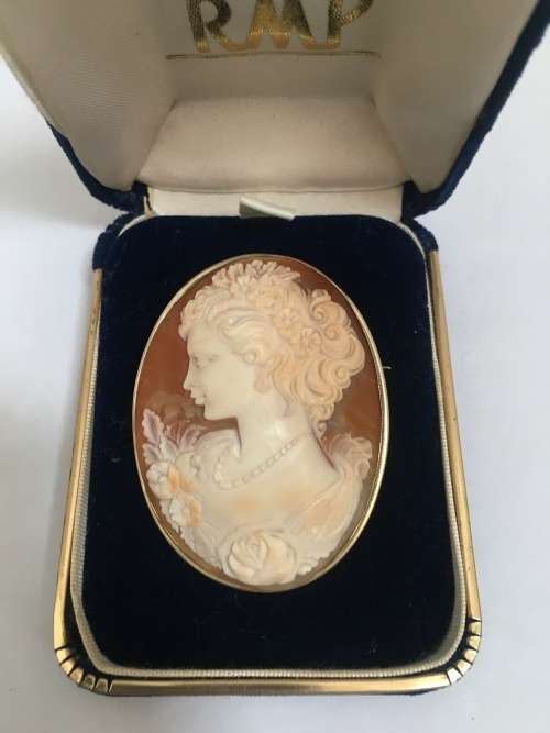 !!Crazy R1 Start!! Beautiful Condition Vintage Cameo Brooche