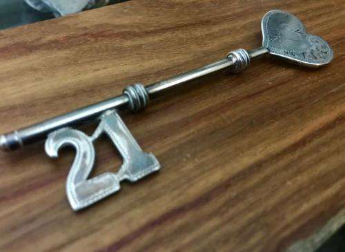 !!R1 Start!! No Reserve!! Hallmark Silver 21st Key
