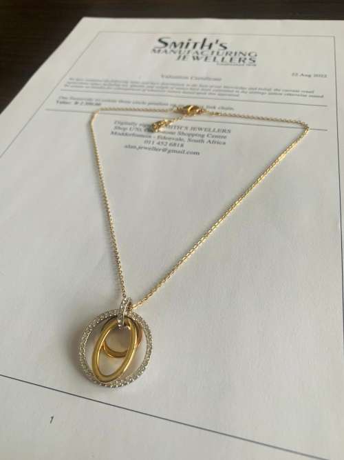 Swarovski Tri Colour Three Circle pendant on Anchor link Chain!Value R2350.00
