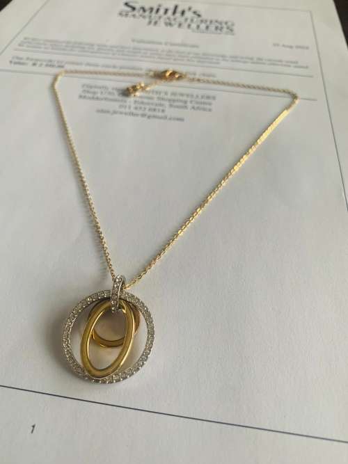 Swarovski Tri Colour Three Circle pendant on Anchor link Chain!Value R2350.00