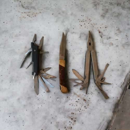 Stunning vintage collectors pocket knives two of which are multi tools with pouches