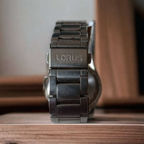 Stunning Vintage Collectors gents Lorus quartz watch value R1400.00