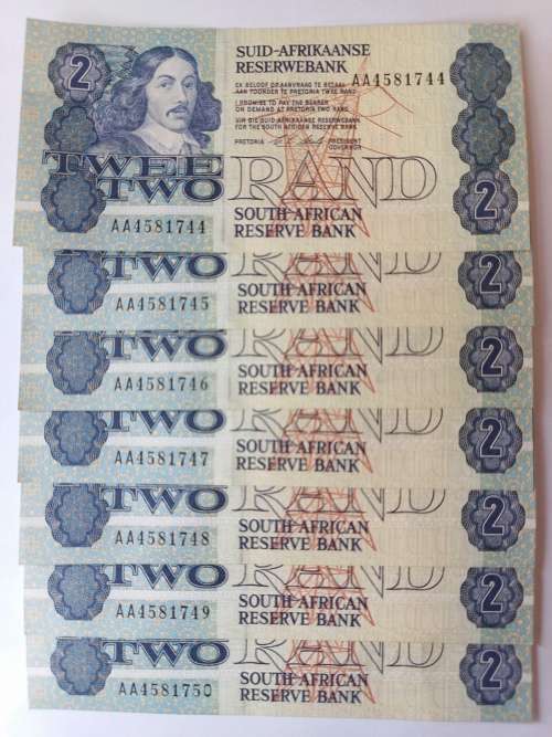 Collectors vintage crisp sequenced Two Rand notes
