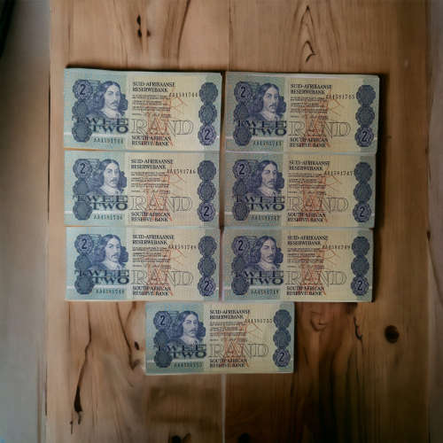 Collectors vintage crisp sequenced Two Rand notes