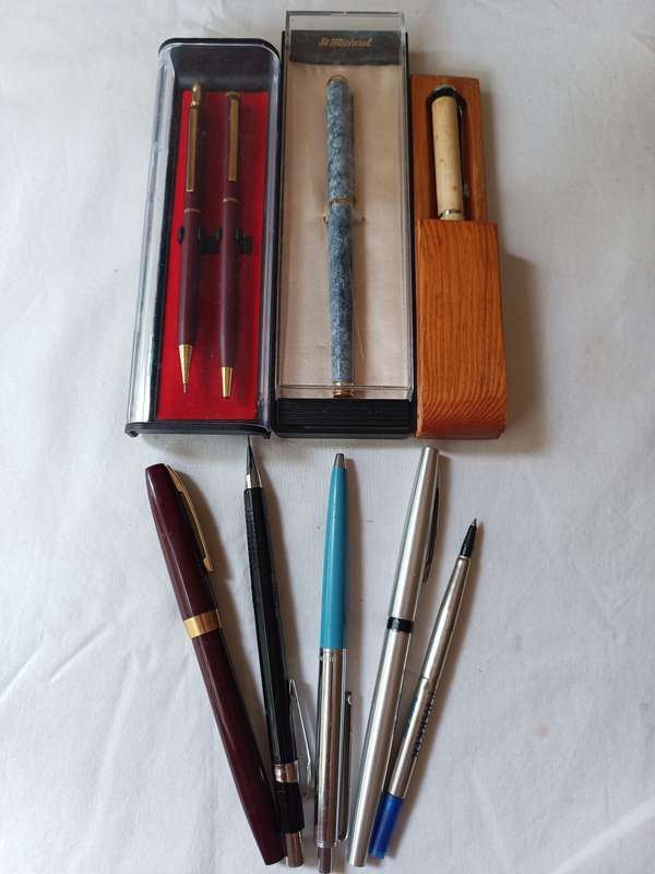 Collectors selection of pens, including a Sheaffer fountain pen