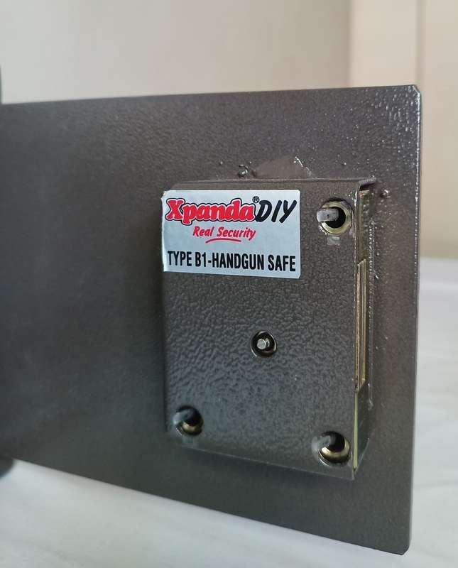 Collectors type B1 handgun safe with two keys