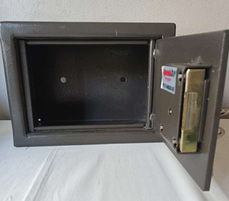 Collectors type B1 handgun safe with two keys