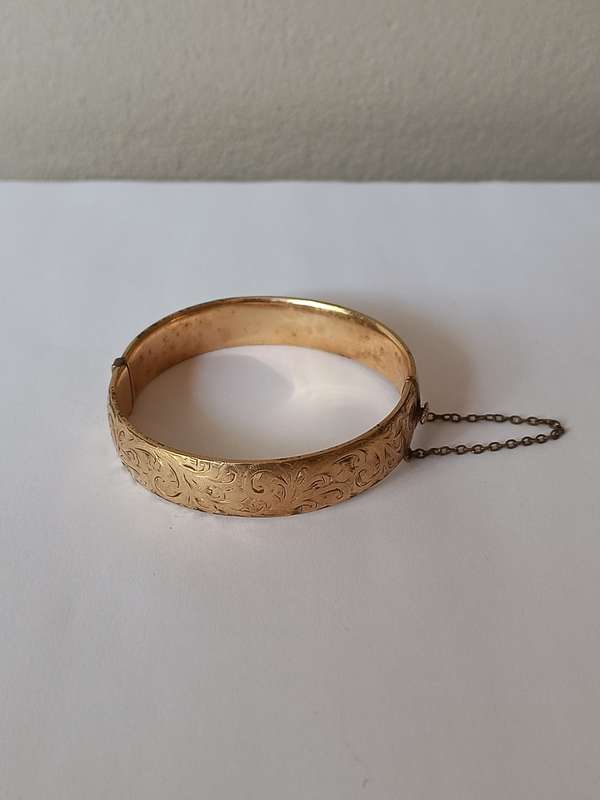 Vintage Collectors 9ct gold metal core bangle with safety chain