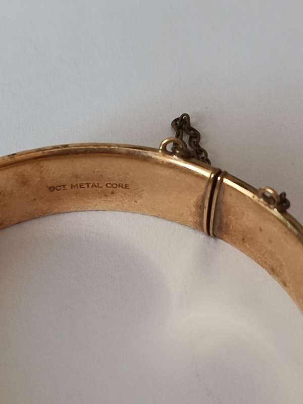 Vintage Collectors 9ct gold metal core bangle with safety chain