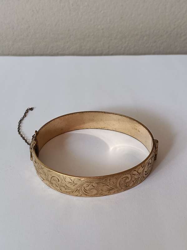 Vintage Collectors 9ct gold metal core bangle with safety chain