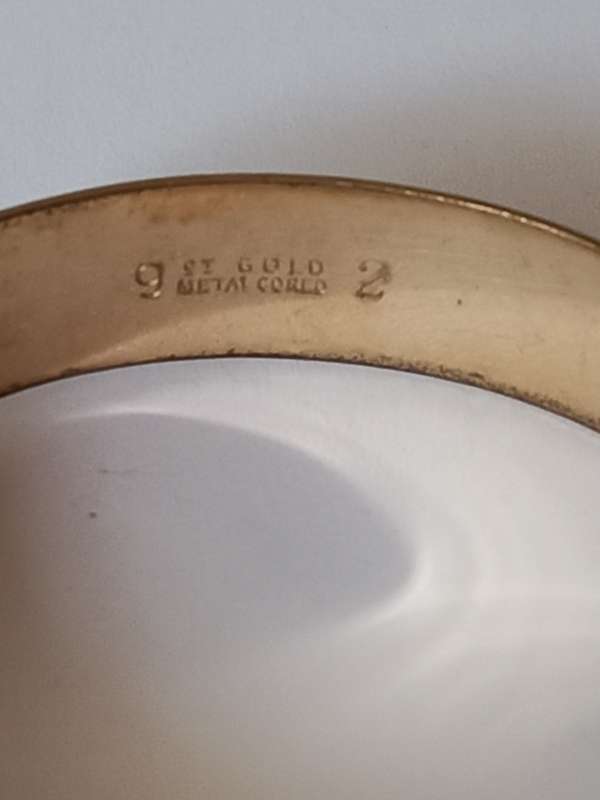 Vintage Collectors 9ct gold metal core bangle with safety chain