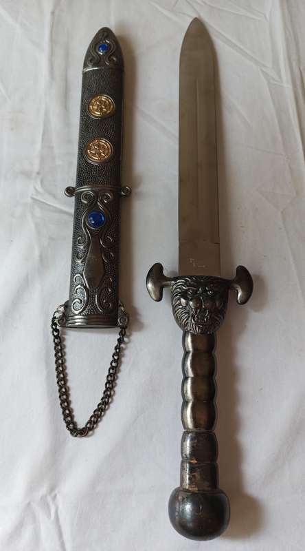 Collectors stainless steel dagger / short sword with decorative hilt and sheath