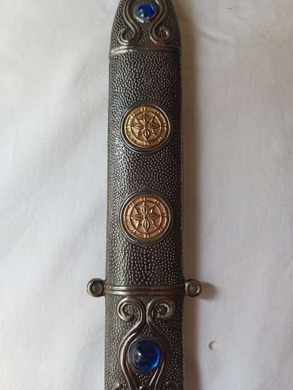Collectors stainless steel dagger / short sword with decorative hilt and sheath