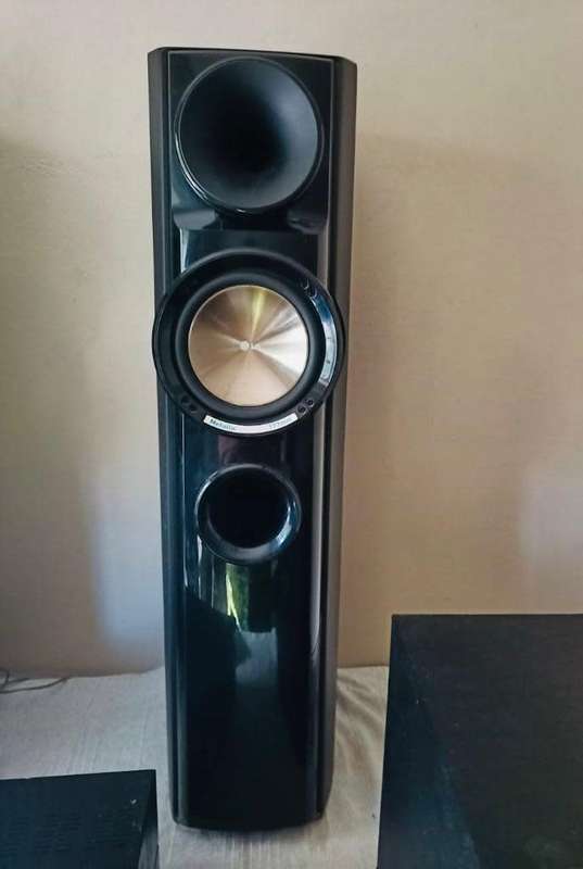 LG surround sound System Model ARX5000 with 200w speakers and 300w subwoofers