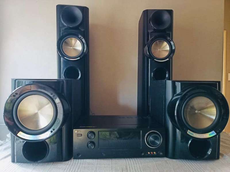 LG surround sound System Model ARX5000 with 200w speakers and 300w subwoofers