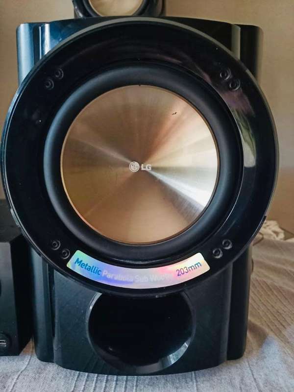 LG surround sound System Model ARX5000 with 200w speakers and 300w subwoofers
