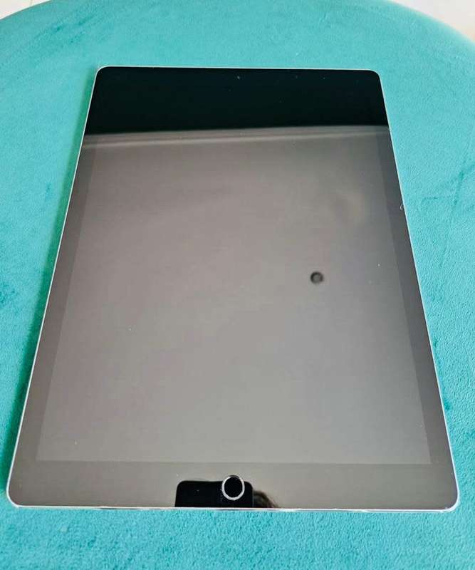 Value- R12000.00 iPad pro 2nd generation 512g WiFi & Cellular Space Grey in good condition