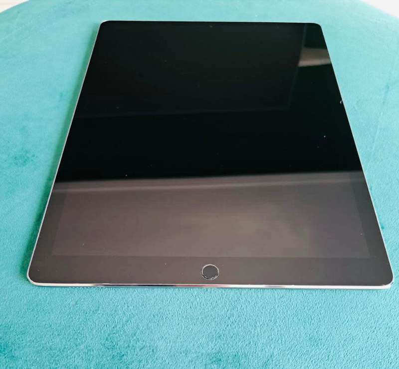 Value- R12000.00 iPad pro 2nd generation 512g WiFi & Cellular Space Grey in good condition