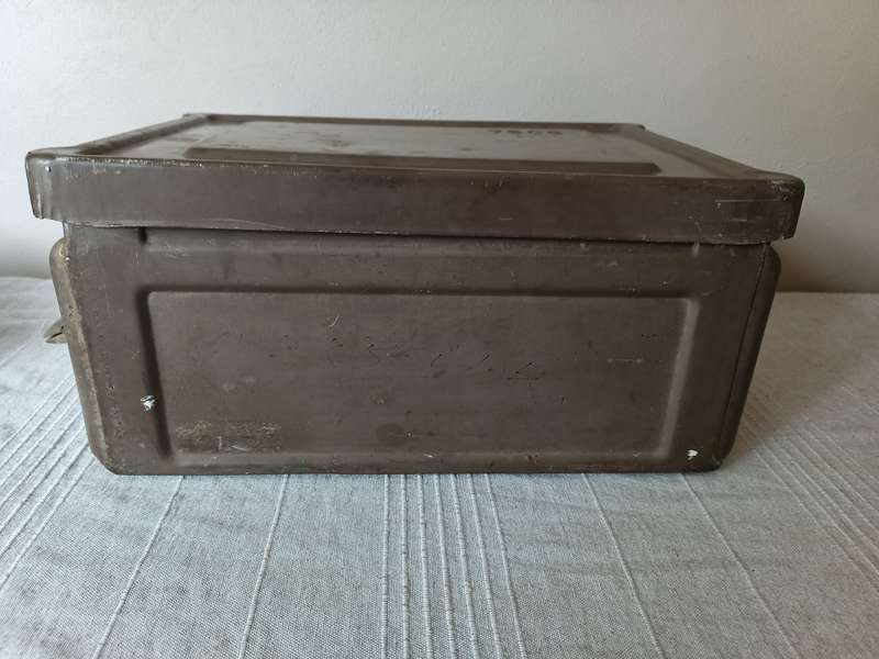 Vintage collectors army ammunition crate, perfect as a tool / storage box