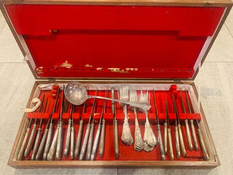 Valuable Collectors large solid cutlery set with various pieces in solid wooden box