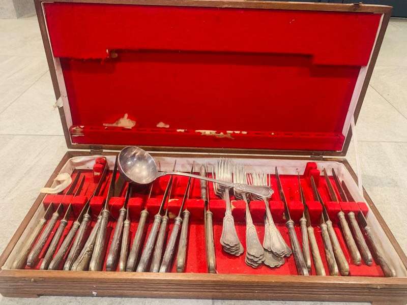 Valuable Collectors large solid cutlery set with various pieces in solid wooden box