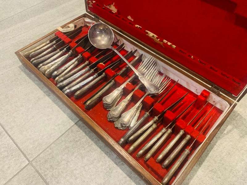Valuable Collectors large solid cutlery set with various pieces in solid wooden box