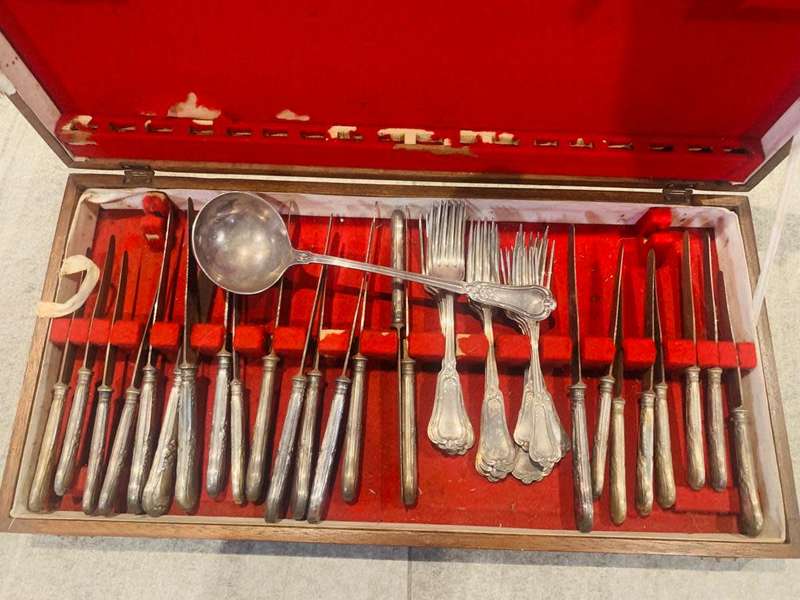 Valuable Collectors large solid cutlery set with various pieces in solid wooden box
