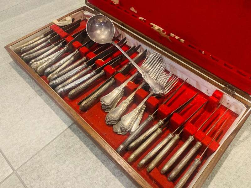 Valuable Collectors large solid cutlery set with various pieces in solid wooden box