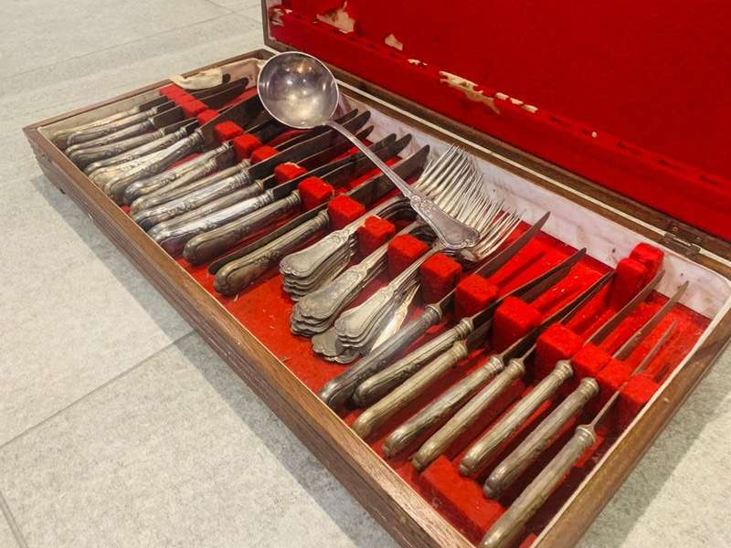 Valuable Collectors large solid cutlery set with various pieces in solid wooden box