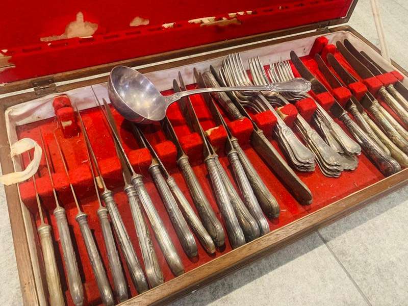 Valuable Collectors large solid cutlery set with various pieces in solid wooden box