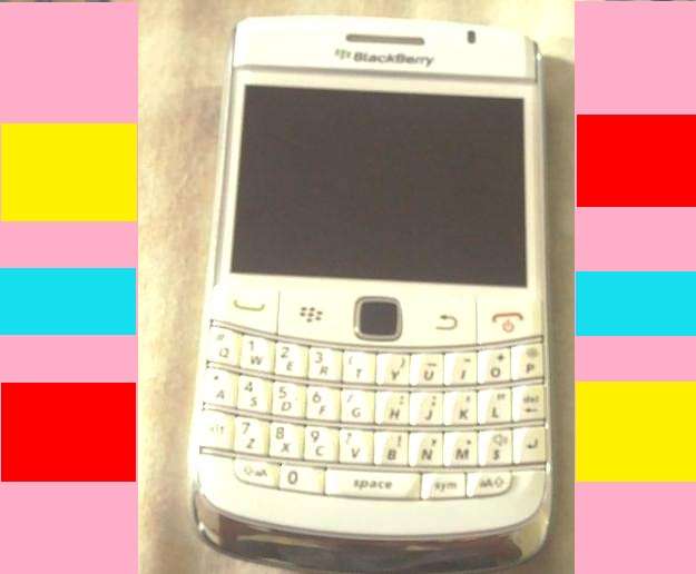 BLACKBERRY 9700 BOLD 2 WHITE .(ORIGINAL) 1 RAND CRAZZZZZZY AUCTION (FULLY BOXED)