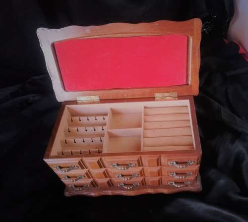 VINTAGE WOODEN HONEY TONE MUSICAL JEWELRY BOX