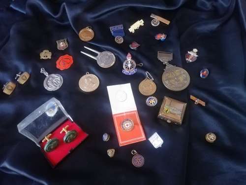 LOT OF MEDALS, CUFFLINKS AND VINTAGE PINS