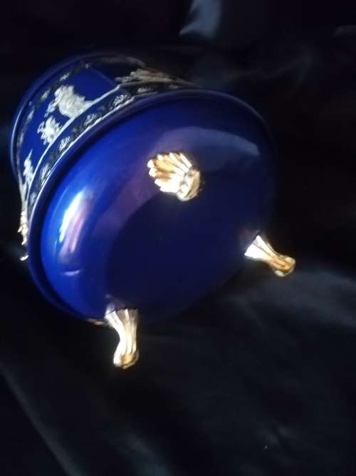VINTAGE ROMAN GRACIAN DESIGN DISPLAY TIN